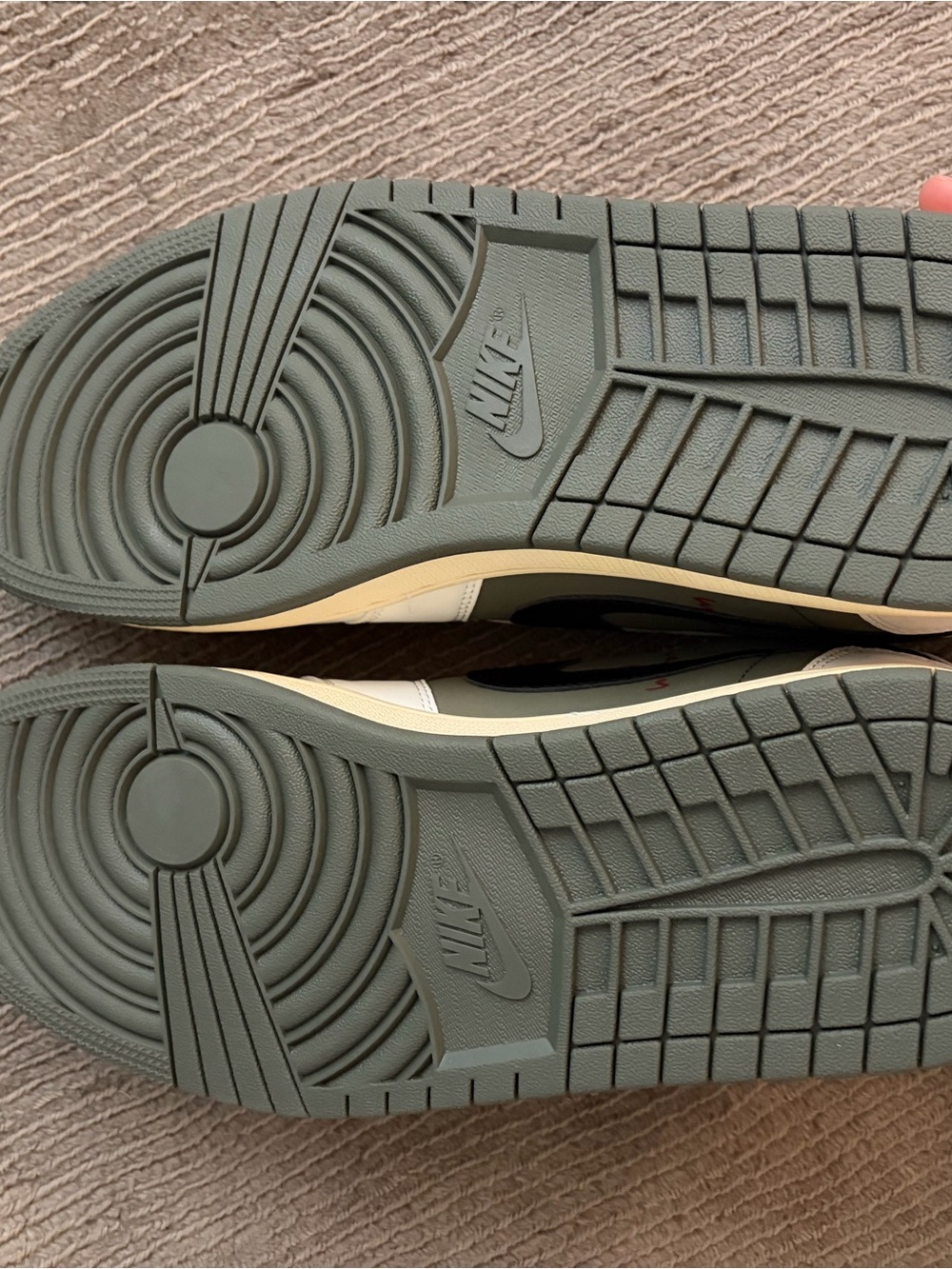 Nike Air Jordan 1 travis scott “medium olive” - Picture 5 of 7
